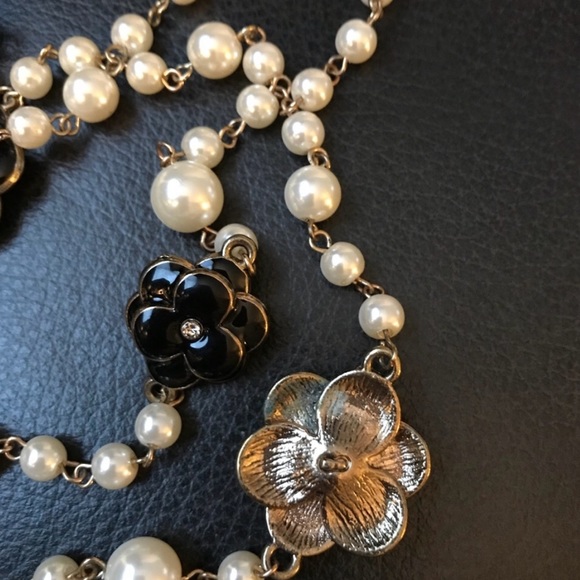 ⚜️• Pearls & Enamel/Rhinestone Necklace - Picture 7 of 8